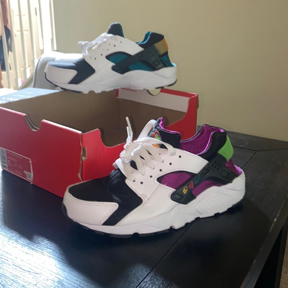 Brand New w/ Box
Air Huarache 'Peace, Love, Swoosh' size 7 Youth unisex
